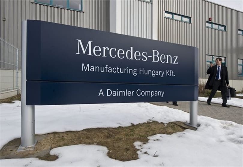 Két év letöltendőt kapott a Mercedesnél bombariadókat csináló nő