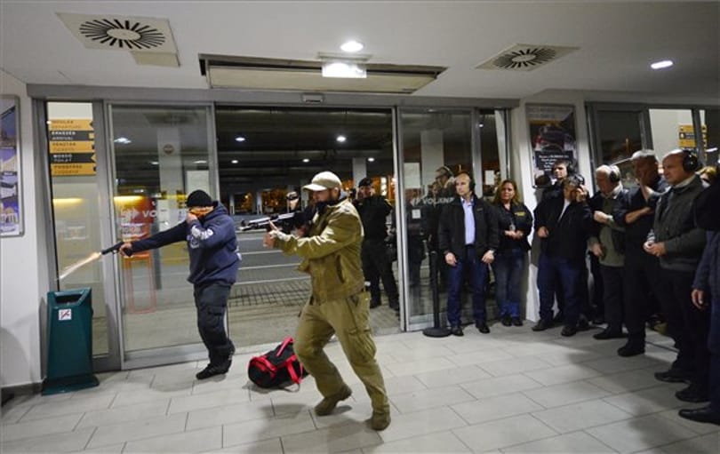 Művér, szétlőtt metrókocsi - Orbán videót posztolt a TEK-gyakorlatról