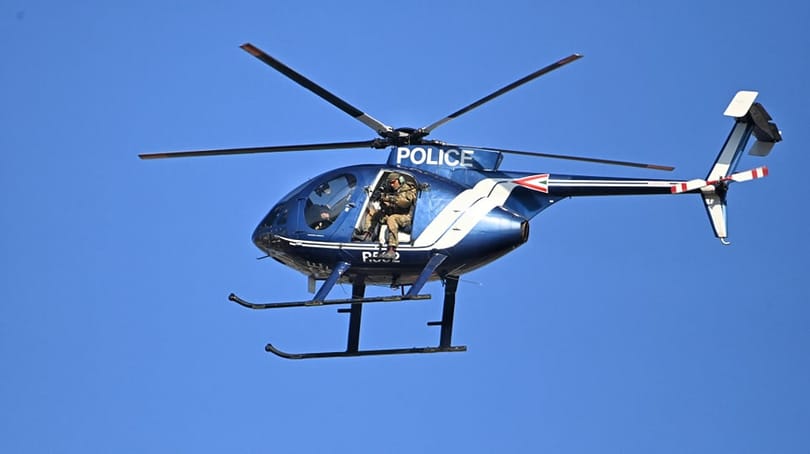 Helikopteres mesterlövész védi a pápát - fotó