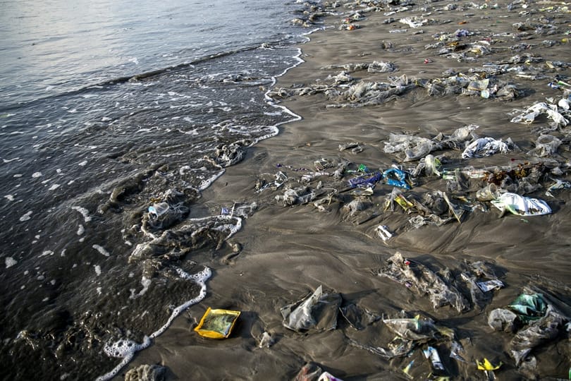 Kiábrándító fotók: így néz ki most Bali egyik festői strandja