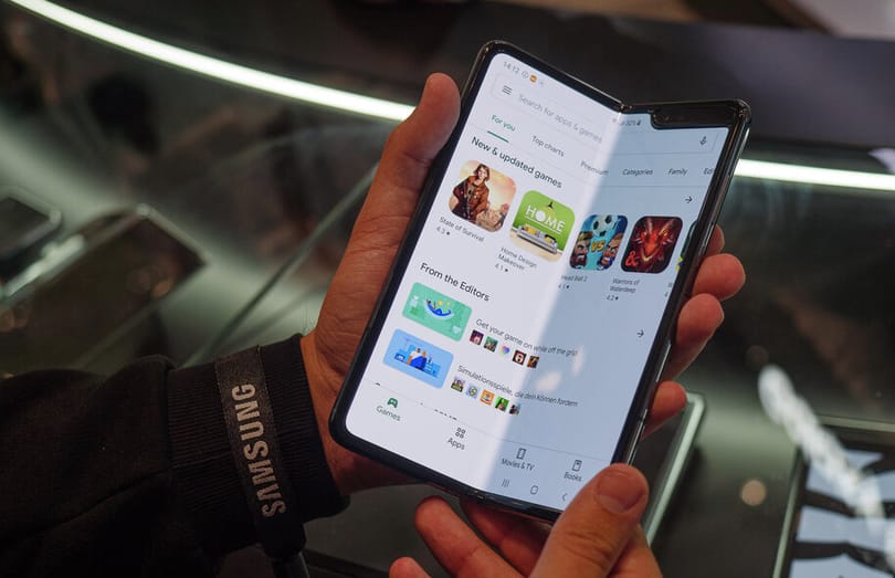 Komoly trollkodás a Samsungtól: két iPhone-t „összeragasztva” lehet kipróbálni, milyen lehet egy Galaxy Foldot használni