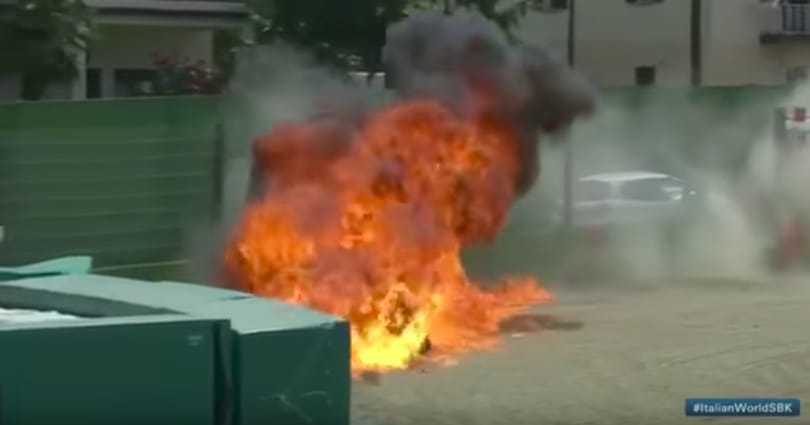 Felrobbant egy motorversenyző motorja, olyan sebességgel ütközött a falnak – videó