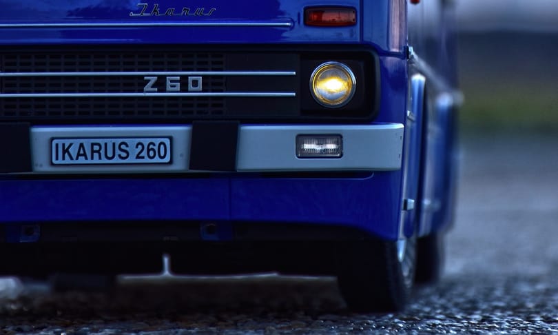 Kedves fotókon pózol ez a 2,5 év alatt nem kis pénzből megépített miniatűr Ikarus busz