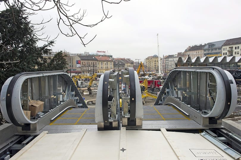 VEKE: A sínekre önti az embereket a Széll Kálmán téri mozgólépcső