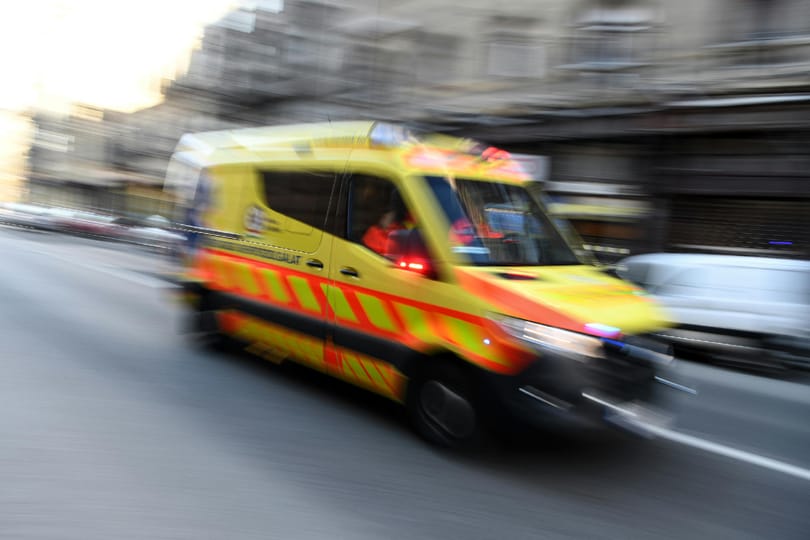 Meghalt a kórházban az idős férfi, akire betondarab esett egy debreceni erkélyről