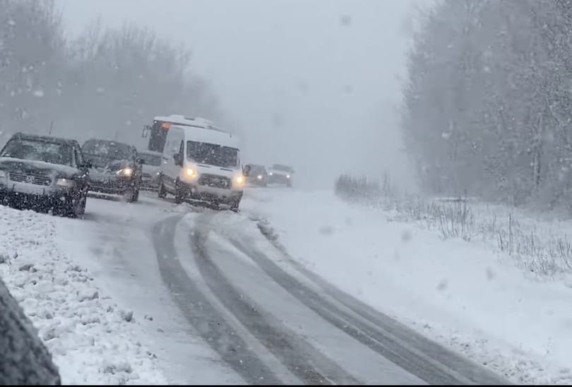 A Bakonyban már szakad a hó, több busz és autó is elakadt