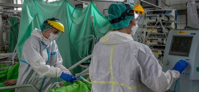 Nem csökkent a lélegeztetettek száma, csak kivonták belőle a nem intubáltakat