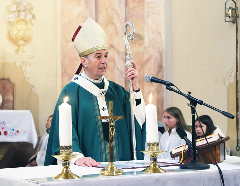 Több ezer hívő kéri Ferenc pápát, hogy menessze a veszprémi érseket