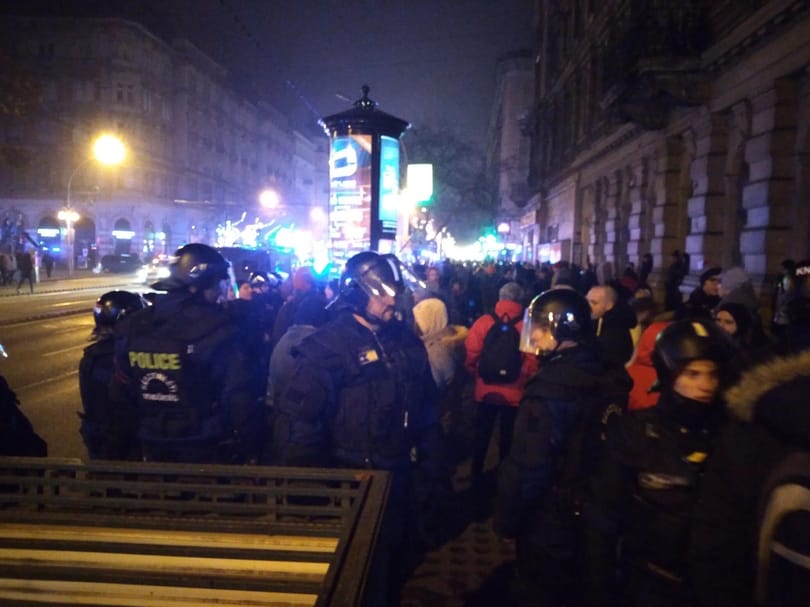 24 éves törvényre hivatkozva állítja kamera elé a rendőrség a tüntetőket