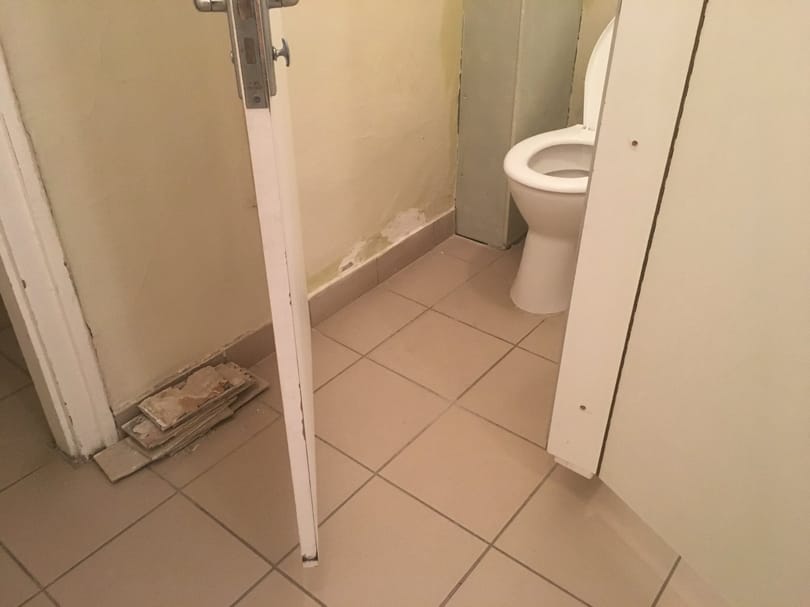 WC-t használó nőkről készített felvételeket egy férfi egy tatabányai áruház mosdójában