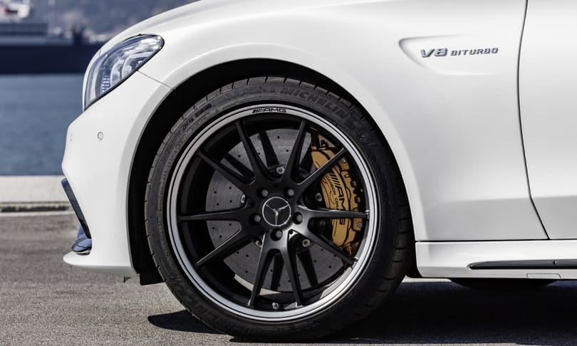 Dübörög a biturbó V8-as: itt az új Mercedes-AMG C63
