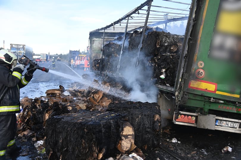 Kiégett kamion, összetört rabszállító az M7-esen