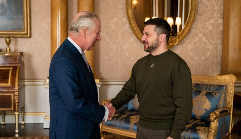 Zelenszkij Károly király kedvéért sem cserélte le a zöld pulóverét