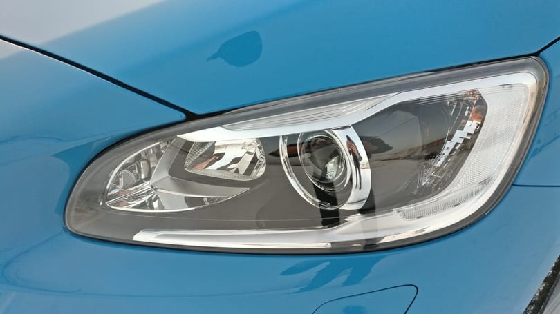 Fotó: ő lehet a világ legnagyobb Volvo-rajongója, kosármeccs közben is a kezelési útmutatót olvasta