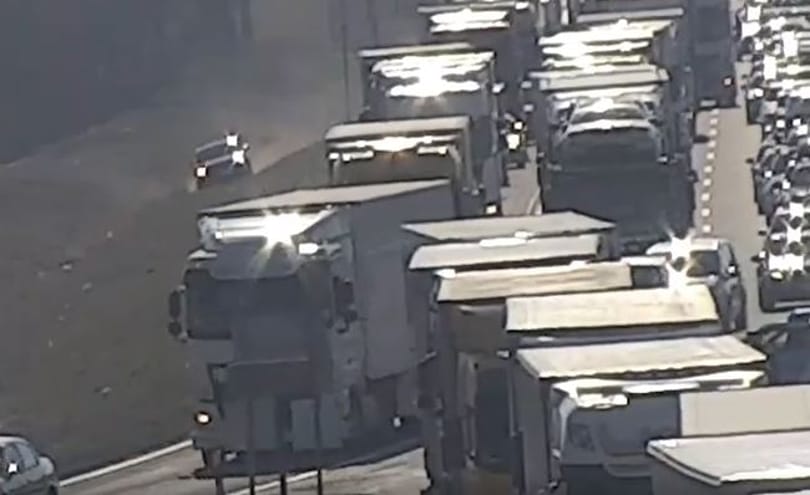 Az M1-es autópálya oldalán lévő rézsűn akarta kikerülni a dugót egy sofőr – videó