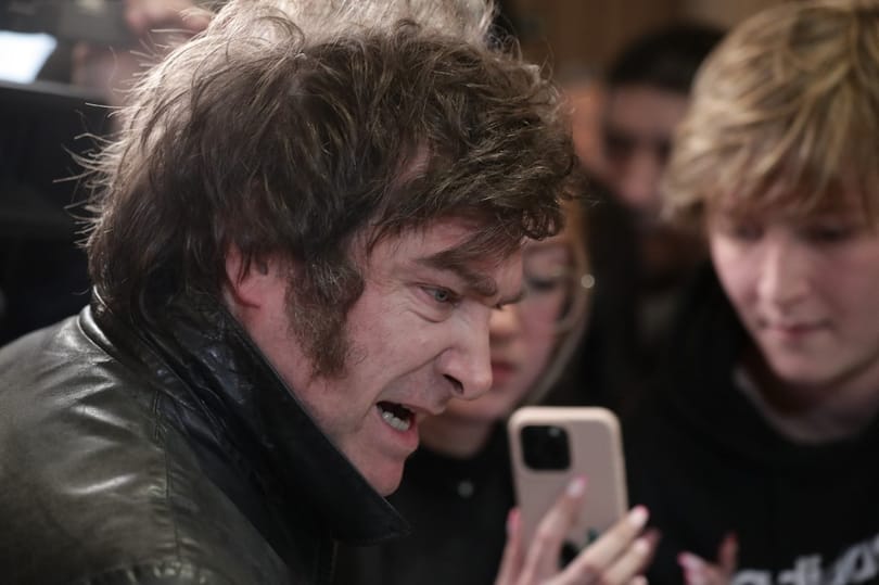 Jön az argentin Trump? Bőrdzsekis jelölt okoz pánikot a dél-amerikai országban