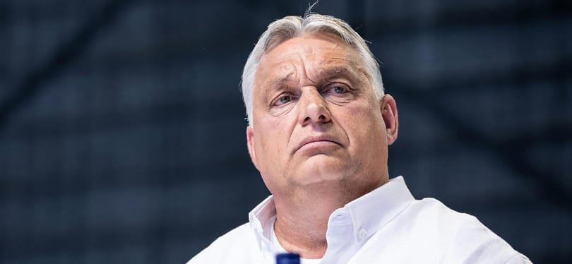 Orbán Viktort hitlerbajusszal ábrázoló képek jelentek meg Tallin-szerte