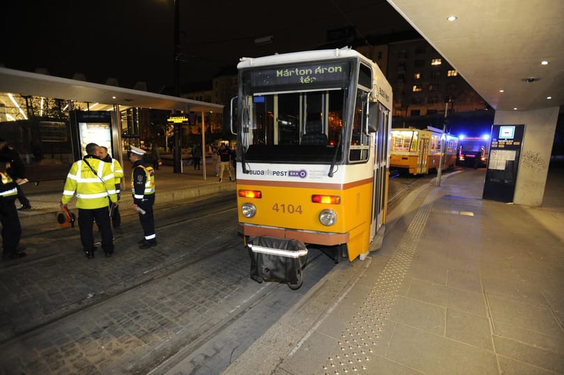 Egy gördeszkás miatt siklott ki a villamos a Széll Kálmán téren – fotók