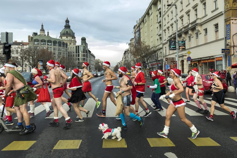 Bikinis és félmeztelen Mikulások kocogtak a belvárosban (fotók)