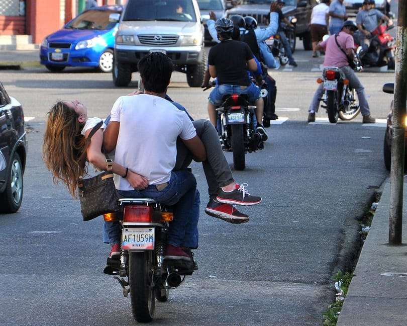 Véres napok Venezuelában: egy szépségkirálynőt is lelőttek
