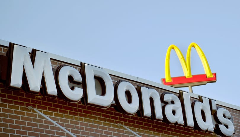 Elképesztő összeget költ a McDonald’s arra, hogy az E. coli-botrány után visszacsábítsa az embereket az éttermeibe