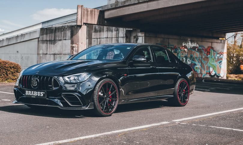 Sportkocsikat reggelizik a Brabus 800 lóerős új Mercedes E-osztálya
