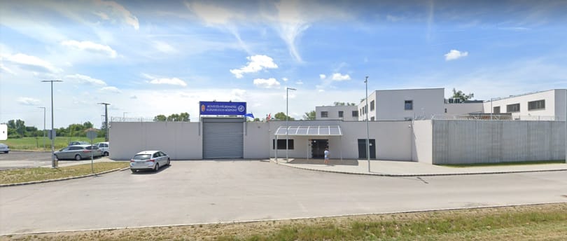 Elítéltek egy magyar őrmestert, aki megütött egy ír rabot egy szájmaszk miatt