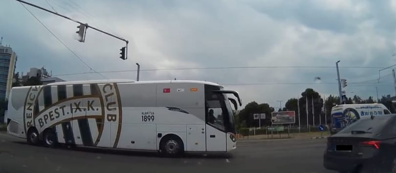 Rendőri felvezetéssel vágott át a budapesti dugón a Fradi csapatbusza