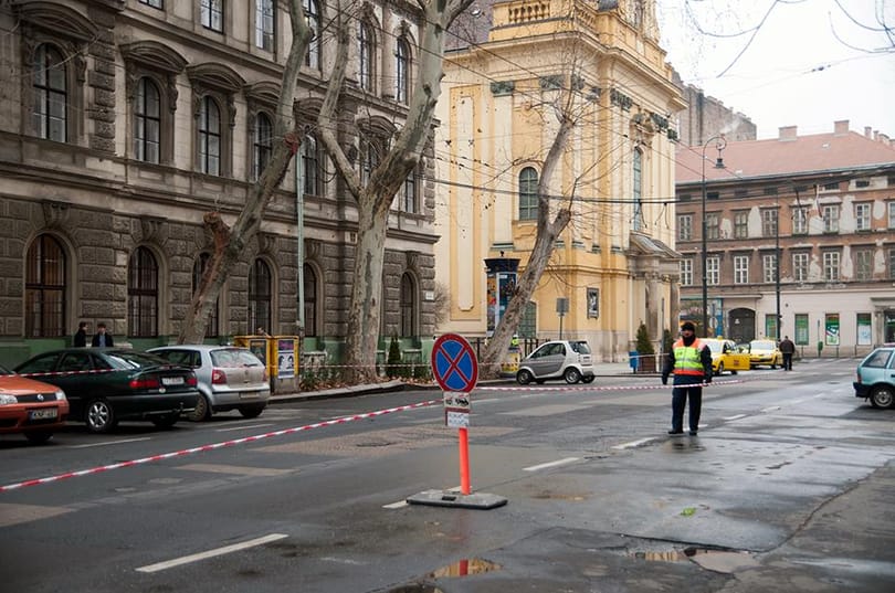Fotók: Orbán miatt tilos a parkolás több utcában?