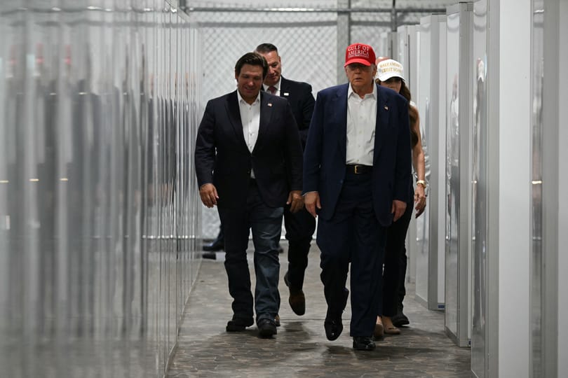 „Cikcakkban kell futni, így nő a túlélés esélye” - Trump jelenlétében adták át a bevándorlóknak létrehozott Aligátor Alcatrazt