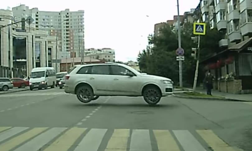 Forgalmas városi kereszteződésben ugratott egy Q7-es Audi – videó