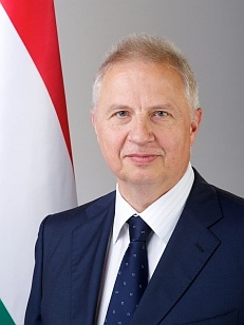 Eladta Volvóját a senkinek nem tartozó Trócsányi