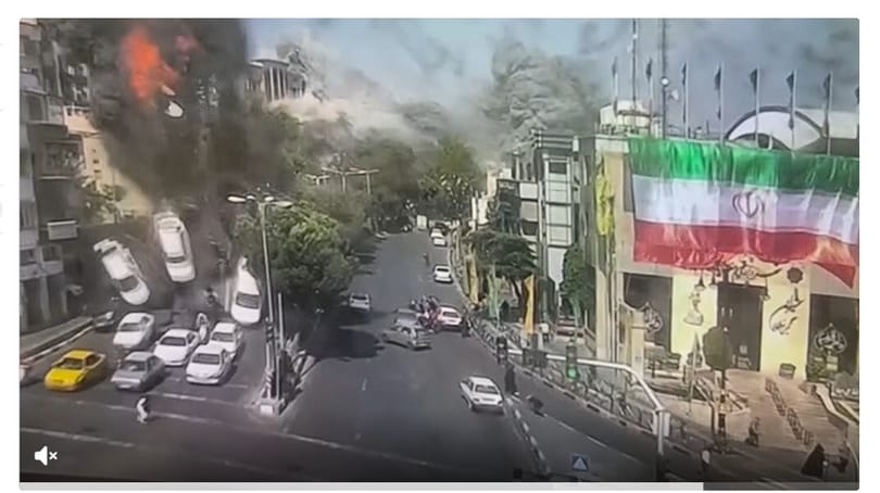 Videón, ahogy járművek repülnek a levegőbe az Irán elleni izraeli rakétatámadáskor