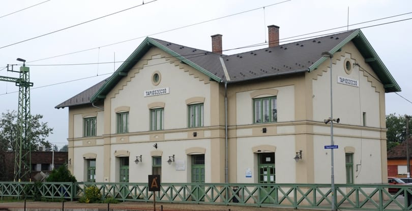 Még egy díjat kaptak az újszászi vasútvonal felújított állomásai – fotók