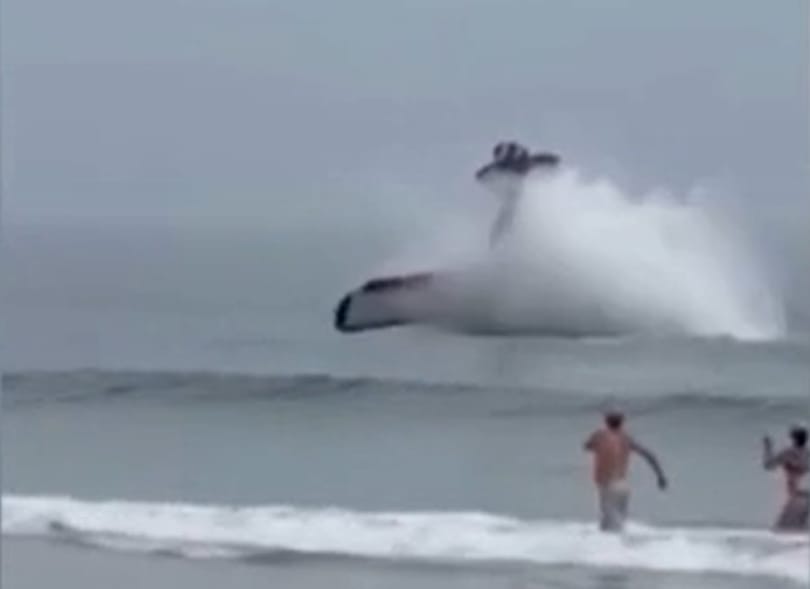 Kisrepülő csapódott az óceánba a strandolók között – videó