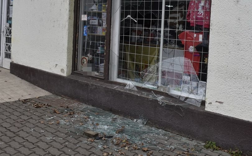 Betört egy kirakatot, majd egy mikulásruhát és gyerekholmikat is ellopott egy kenderesi férfi