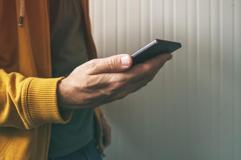 20 ezer forintot ad az állam okostelefonra – itt a lista, melyik helyeken költheti el