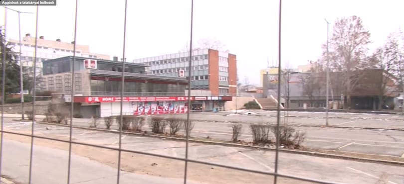Mészáros Lőrinc parkolóháza borzolja a tatabányai boltosok idegeit