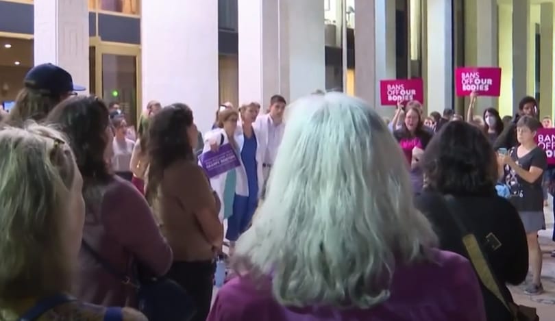 Észak-Karolinában is szigorítják az abortusztörvényt, felülbírálták a kormányzót