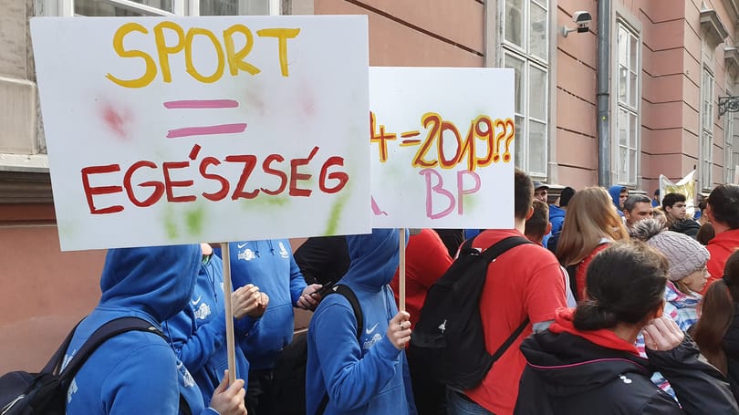 Atléták tüntettek a Városházánál a közgyűlés előtt – fotók