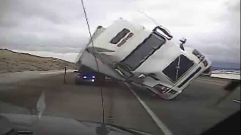 Ez a két rendőr nagyon rosszkor volt nagyon rossz helyen - videó