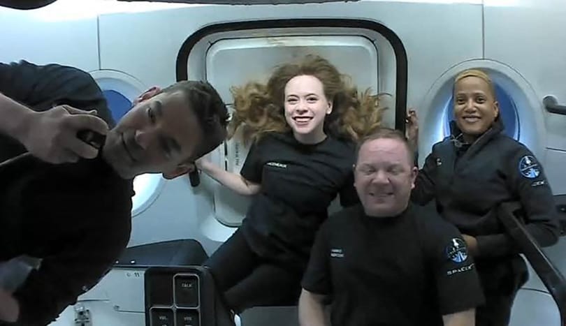 Simán visszatért a Földre a SpaceX űrturistákat szállító űrhajója