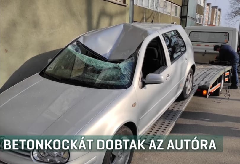 Betontömböt dobtak egy autóra egy tízemeletes tetejéről Egerben