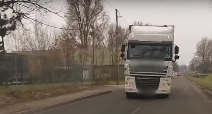 Videó: Személyautóra húzta a kormányt egy kamionos a XVIII. kerületben