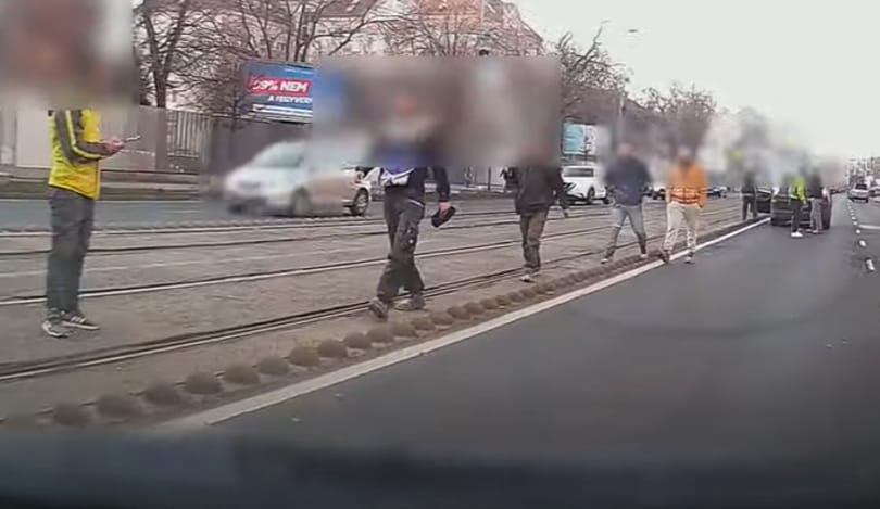 Nem is a koccanás az igazán érdekes, hanem hogy mennyien szállnak ki ebből a kocsiból a Lehel utcában – videó