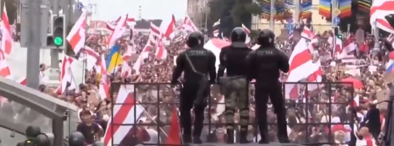 Százával tartóztatták le a tüntetőket Fehéroroszországban