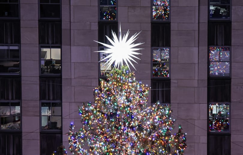 Felkapcsolták a Rockefeller Center karácsonyfájának fényeit – videó