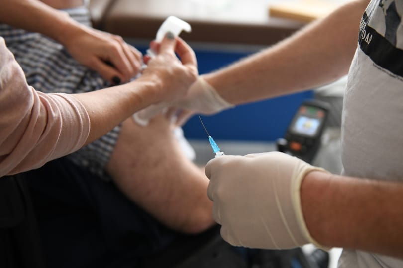 Oltásban jól, Covid-halálozásban rosszul állunk a világban