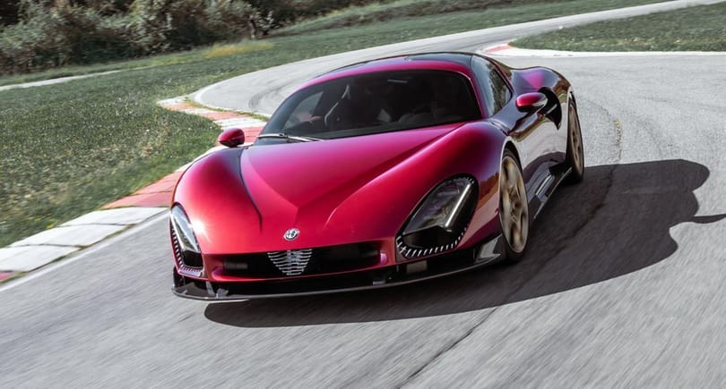 Ilyen autója csak 33 embernek lehet – Bottas átvette saját Alfa Romeo Stradale-jét