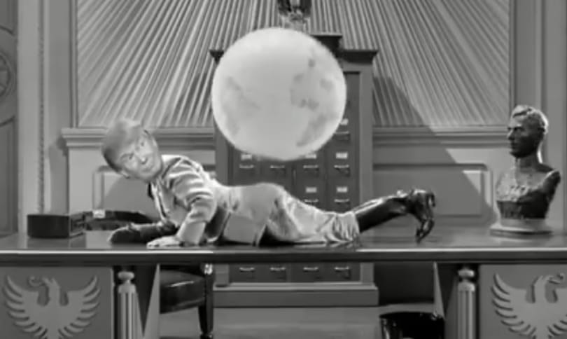 Trump játszadozik a Földdel - nem tudjuk sírjunk vagy nevessünk a Chaplin-ihlette a mémen 